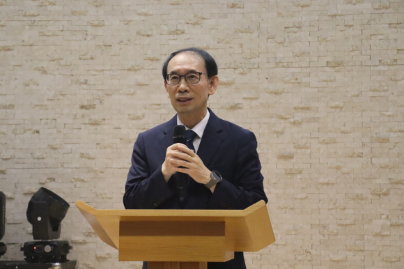 최경진 목사(칠원교회)가 사회를 보고 있다.